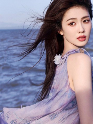 白鹿海边紫色吊带裙大片