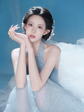 孟子义一袭碎冰蓝，美得令人屏息