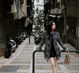 张婧仪，都市深巷里的松弛风尚