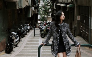 张婧仪，都市深巷里的松弛风尚