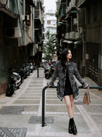 张婧仪，都市深巷里的松弛风尚