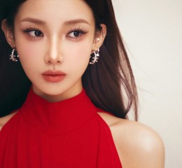 红裙佳人写真，明艳动人