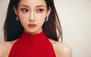 红裙佳人写真，明艳动人