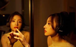 胡冰卿：轻纱曼妙，暖光下的静谧迷人女生