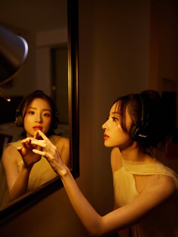 胡冰卿：轻纱曼妙，暖光下的静谧迷人女生