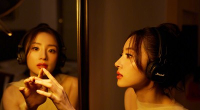 胡冰卿：轻纱曼妙，暖光下的静谧迷人女生