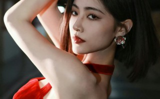 许佳琪精致女神，红色高开叉长裙造型