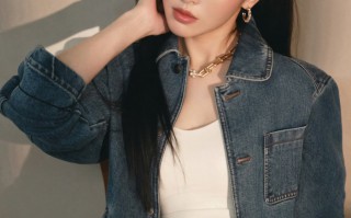 唐嫣造型写真，身着简约的白色短款吊带背心搭配牛仔裤