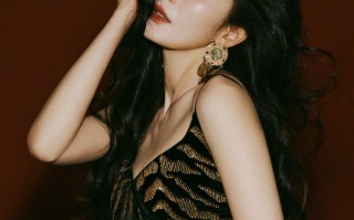 杨幂小烟熏红唇大长腿，酷美的豹女登场 ​​​