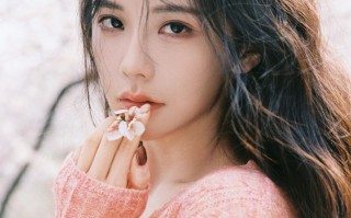 王艺瑾甜美治愈风，穿了和🌸一样的颜色