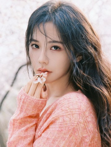 王艺瑾甜美治愈风，穿了和🌸一样的颜色