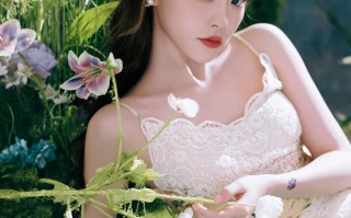 祝绪丹蕾丝吊带碎花裙，清新优雅