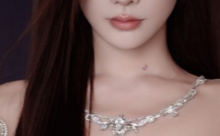 戴燕妮梦幻写真来袭，身穿璀璨紫色礼裙，精致妆容尽显高级感！