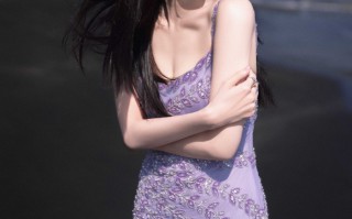李一桐淡紫色吊带裙，肌肤如雪，身材纤细