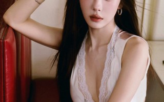 蔡文静晒蕾丝吊带豹纹裙，甜辣复古风又媚又飒
