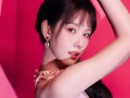 陈都灵粉色挂脖裙，亮相某品牌活动