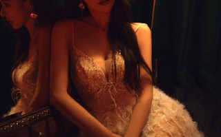 暗调光影里的美女羽裳写真