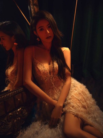 暗调光影里的美女羽裳写真