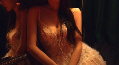 暗调光影里的美女羽裳写真