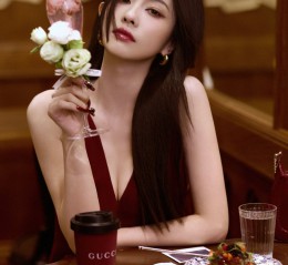 白鹿红酒妆与港风造型，尽显富家千金风采