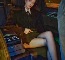 隆妮西装丝袜大长腿，真飒~