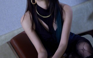 弦子《机车恋人》暗黑风格穿搭，热辣酷美