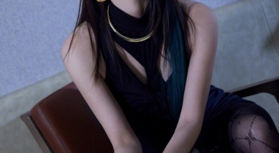 弦子《机车恋人》暗黑风格穿搭，热辣酷美