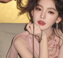 章若楠粉嫩穿搭，像个公主