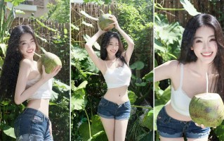 白吊带+牛仔短裤｜夏日10个清爽拍照姿势，自然又好看
