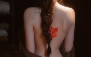 暖冬光影柔美交错，长发少女写真