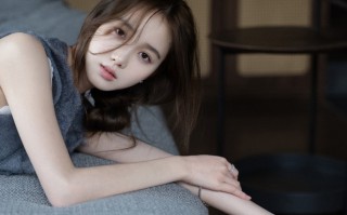 窗边独坐俏美女，灰色针织虚度闲散时光