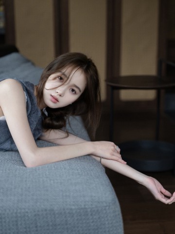 窗边独坐俏美女，灰色针织虚度闲散时光