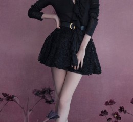 宋祖儿优雅气质，大秀美腿