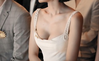 秦岚白色吊带礼裙，极致诱惑
