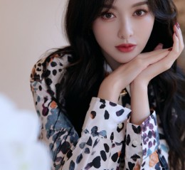 唐嫣身穿碎花短裙，优雅又甜美