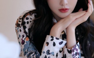 唐嫣身穿碎花短裙，优雅又甜美