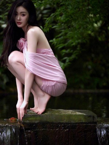 张天爱，粉裙美腿，柔美清澈