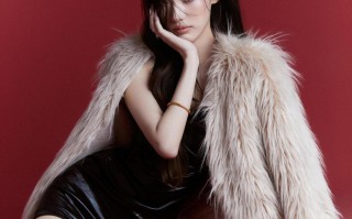 红调佳人：时尚皮裙的魅力演绎