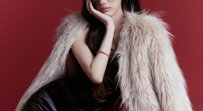 红调佳人：时尚皮裙的魅力演绎