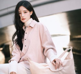 李一桐身穿白色针织长裙，温婉优雅