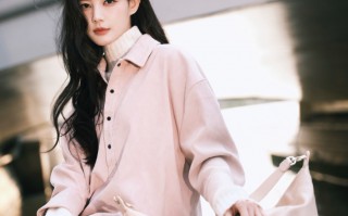 李一桐身穿白色针织长裙，温婉优雅