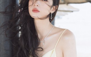 周雨彤海边美拍，气质清冷舒展