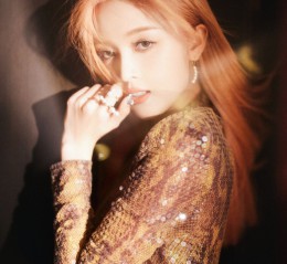 吴宣仪金色魅力释放，亮片露脐套装裙，勾勒完美腰身