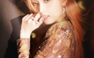 吴宣仪金色魅力释放，亮片露脐套装裙，勾勒完美腰身