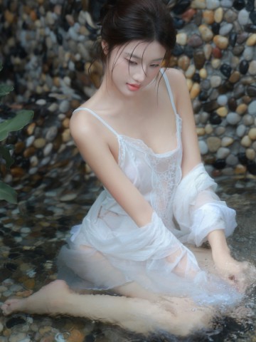 清泉石上，白衣佳人静享自然之韵‌