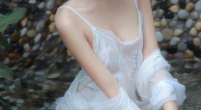 清泉石上，白衣佳人静享自然之韵‌