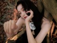 关晓彤挂脖玫瑰黑裙曼妙婀娜