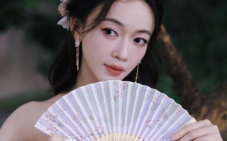 吴谨言淡粉佳人，浮光流韵感受花的沁香