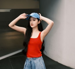 袁雨萱吊带牛仔，活力满格