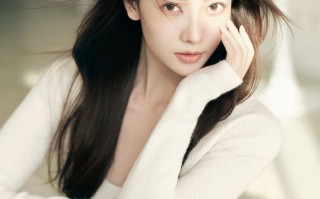 柔光里的白衣长发女子写真